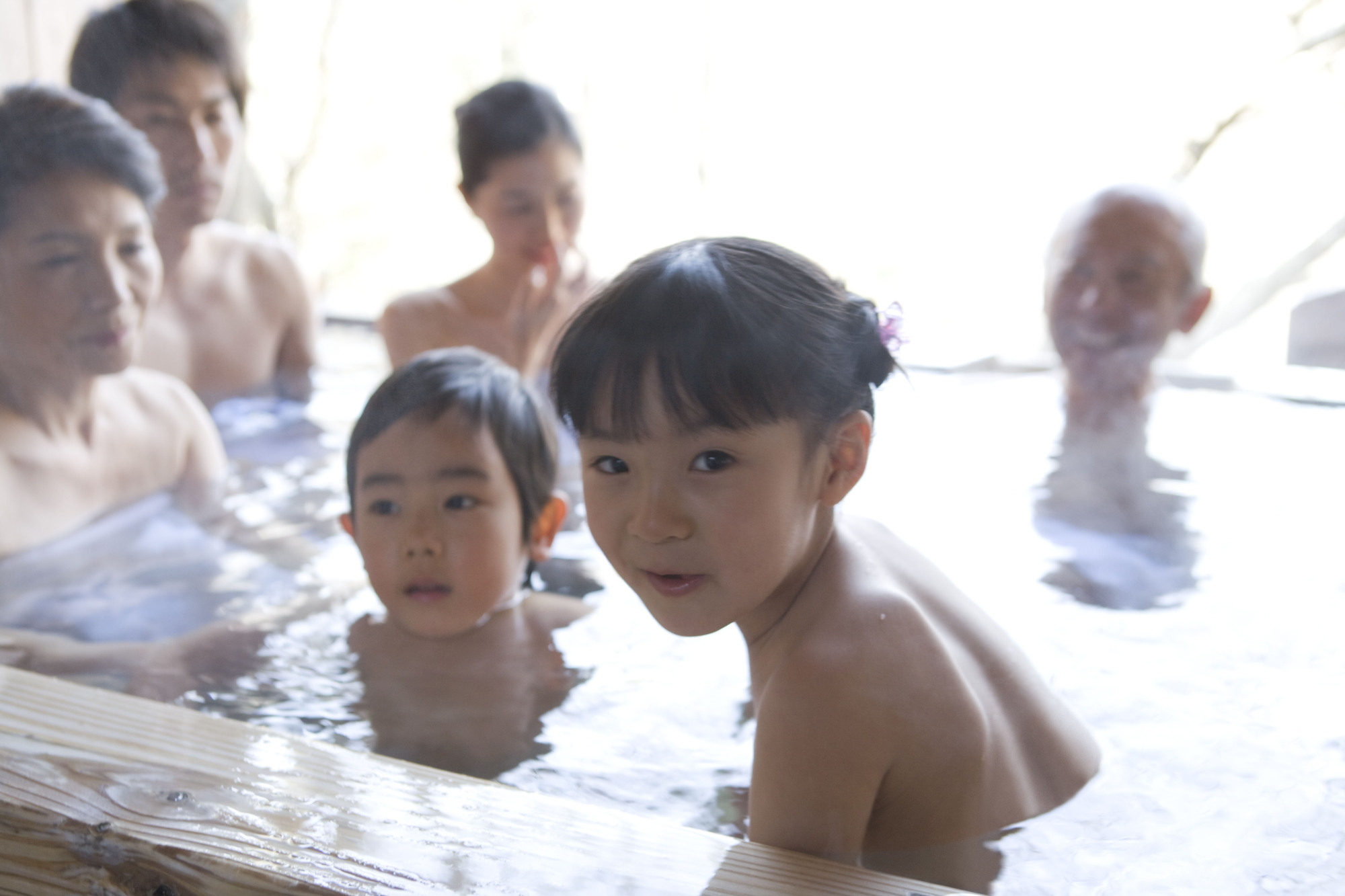 Японская мама в ванне. Японские ванны с дочерьми. Купание детей девочек в Японии. Семья Ванные в Японии. Совместное купание в Японии.